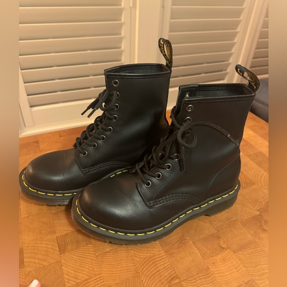 Dr. Martens 1460 SMOOTH LEATHER LACE UP BOOTS Size 7. Worn once inside. - Picture 2 of 6